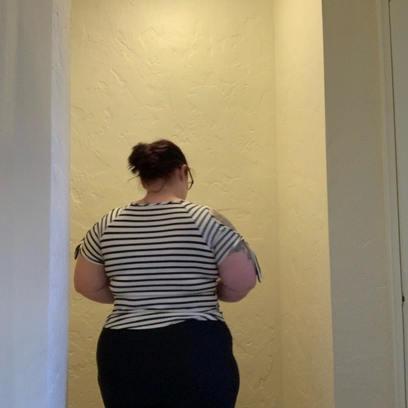 Green Envelope Cold Shoulder Black and White Striped Top Size Large EUC - Picture 5 of 8